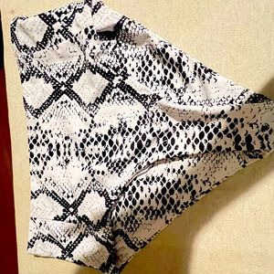 2 piece bikini white and black size XL